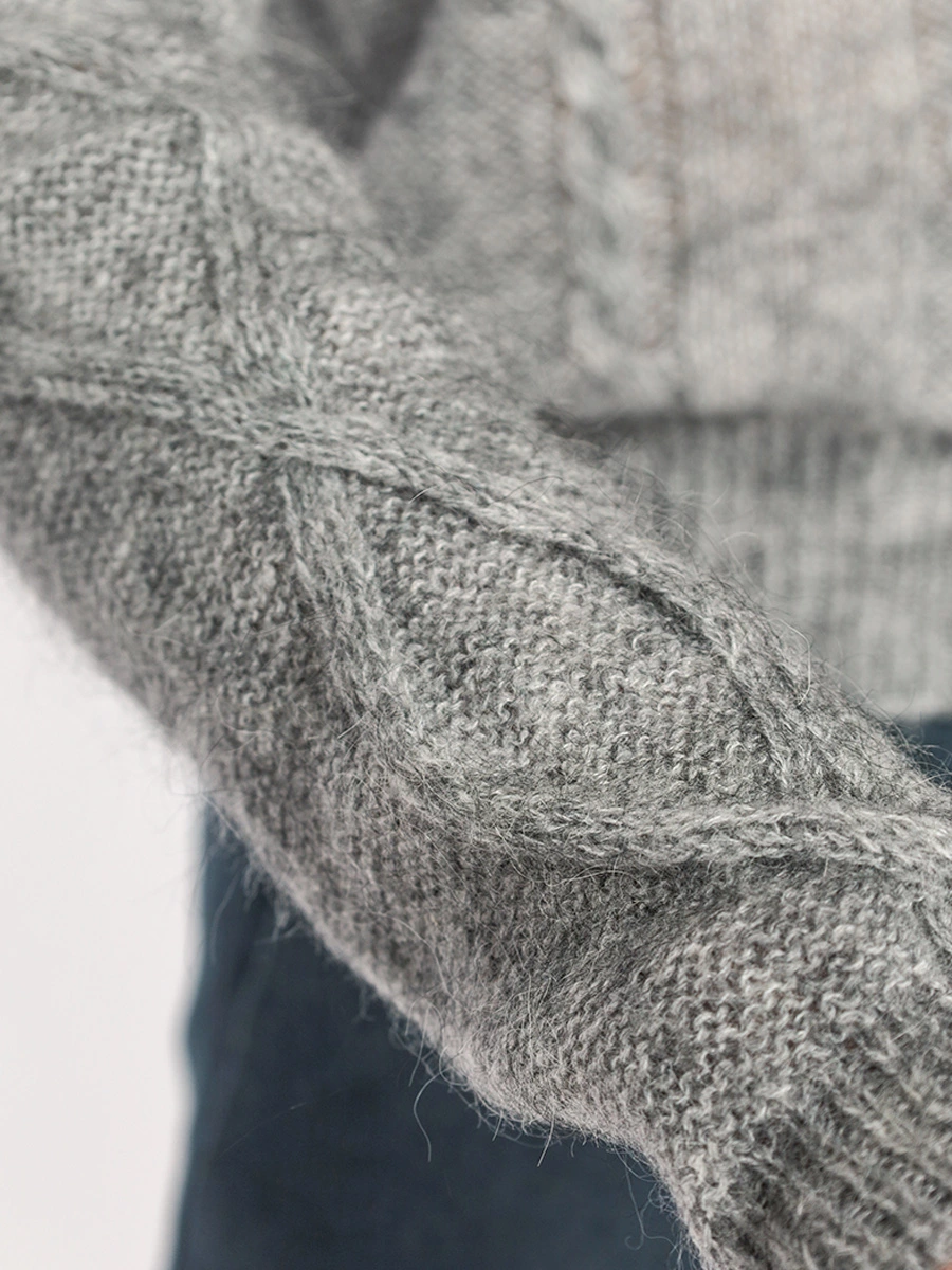 Короткий серый пуловер аранской вязки